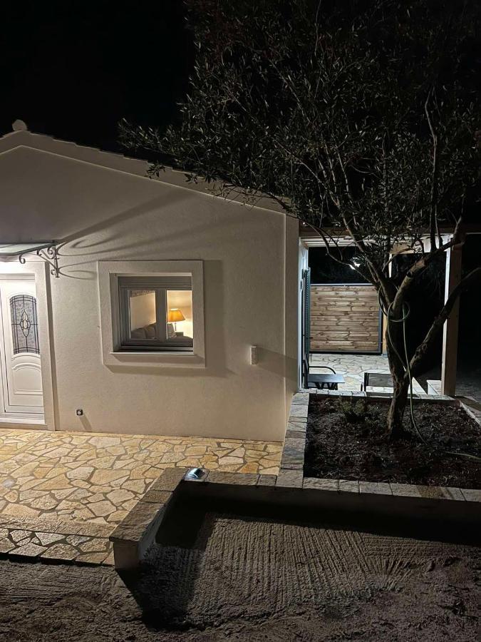 The Old Stables Apartment Vatos ภายนอก รูปภาพ